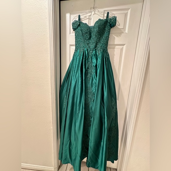 Emerald green prom dress - Picture 1 of 4